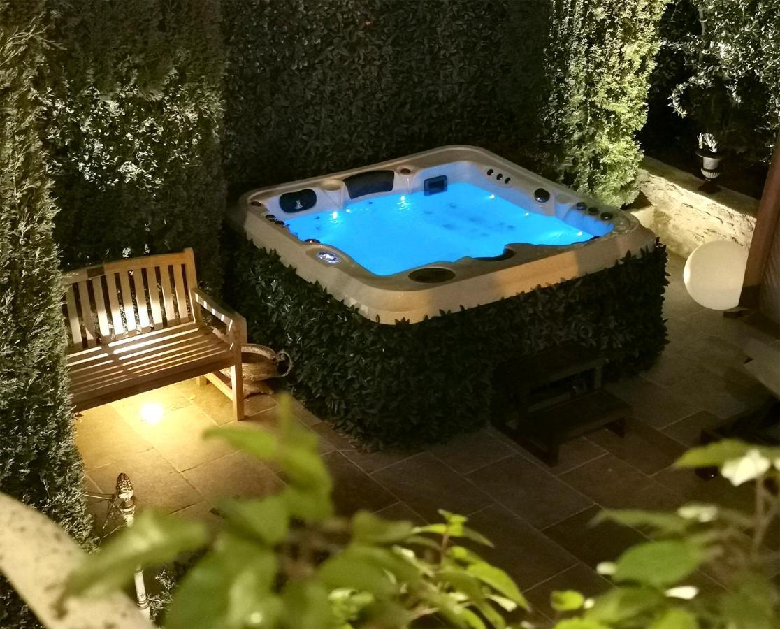 Le Petit Chateau Chateauneuf-de-Gadagne Bagian luar foto