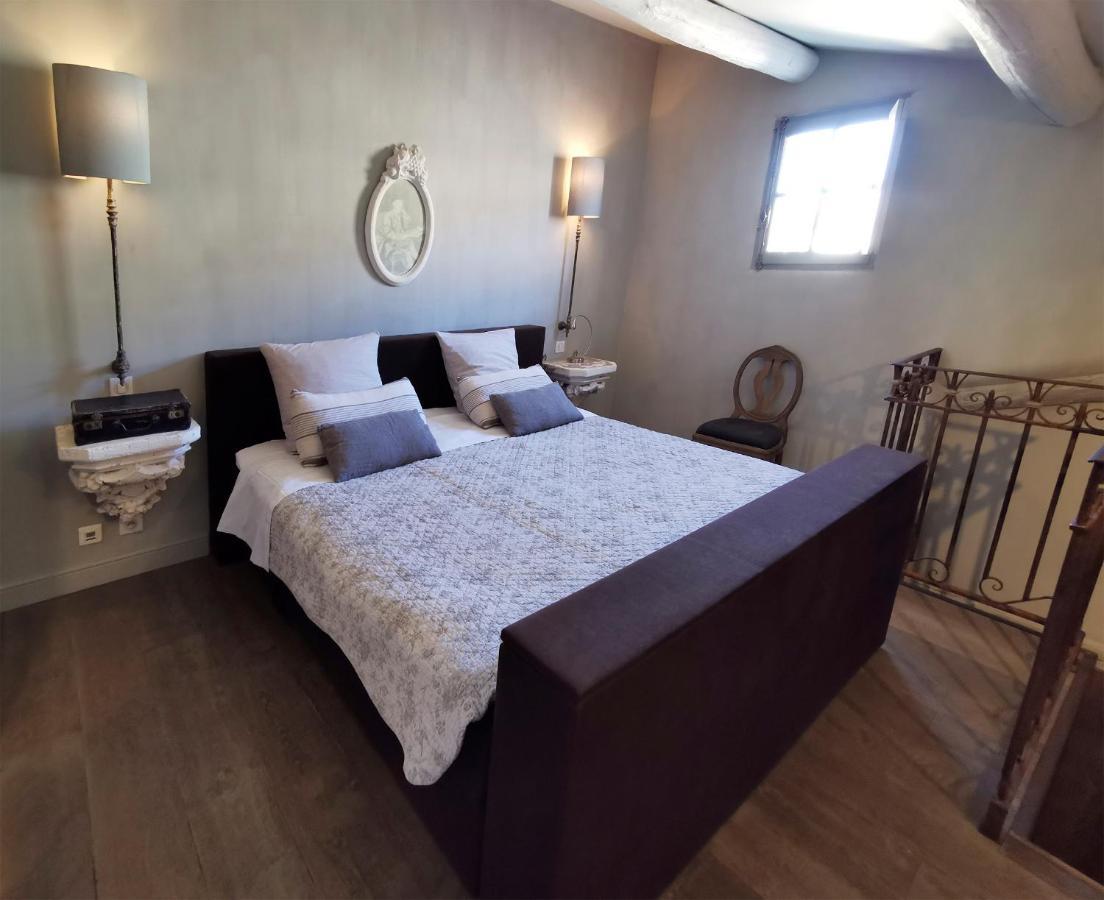 Le Petit Chateau Chateauneuf-de-Gadagne Bagian luar foto